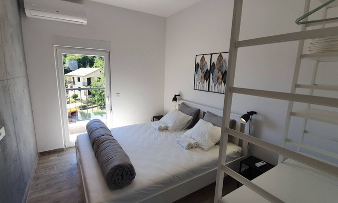 Denovici Apartment | New! Lux apartmrnt 10min from beach. spacious, quiet, clean