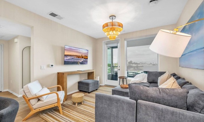 Normal Heights Apartment | NEW Lux North Park Gem~King Beds~Workspaces~Parking~Central Location!
