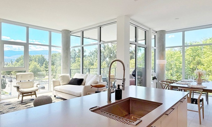 South Pandosy Apartment | New Luxury Beachfront Escape with Pool and Hottub
