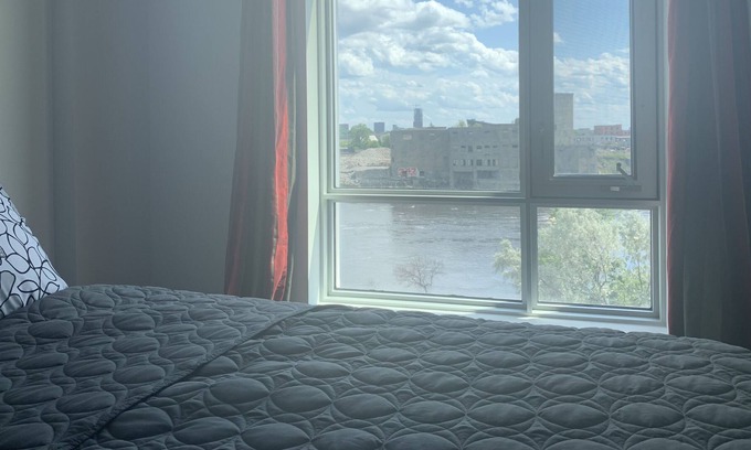 Hull House | NEW LUXURY CONDO WITH WATERFRONT/PARLIAMENT VIEWS