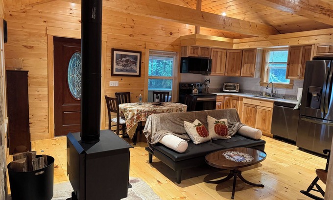 Windsor House | New Luxury Forest Lake House - Privacy & Nature