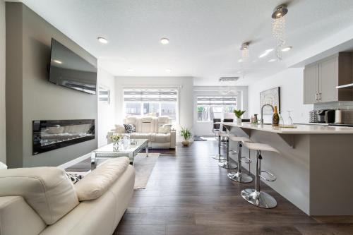 Southwest Edmonton House | New Luxury House in South Edmonton Near Airport