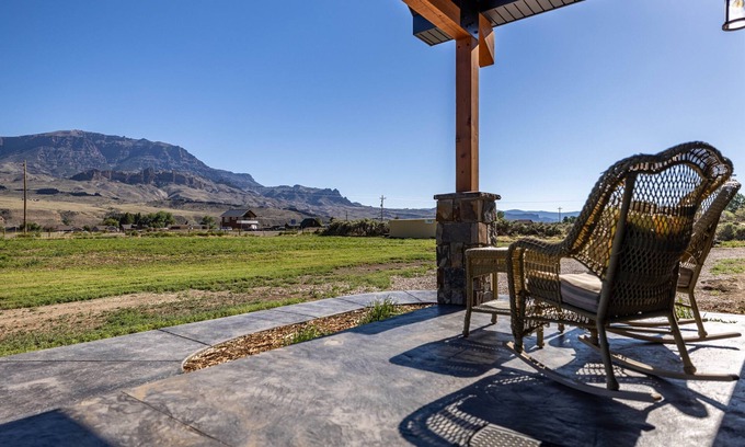 Wapiti House | New Luxury Mountain Modern Cabin Near Yellowstone