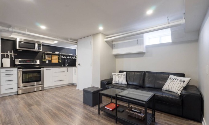 Islington House | New, Modern 2 bed & 2 bath with Jacuzzi tub near Toronto Pearson Airport