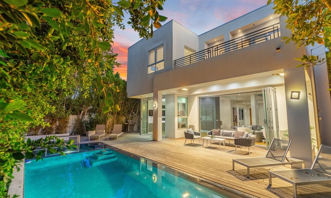 La Brea House | New Modern 5 bedroom Villa