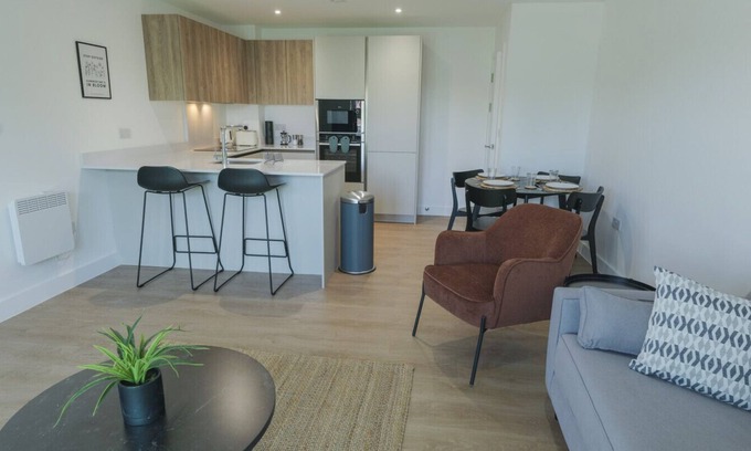 Cheadle Apartment | NEW Modern Apt Near Airport with Private Parking