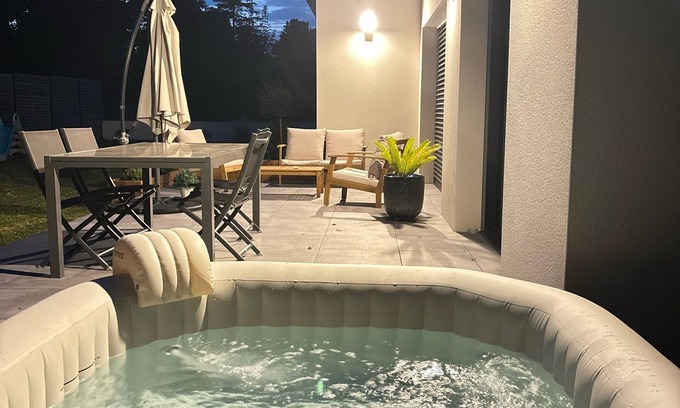Saint-Ave House | New modern family home with Jacuzzi