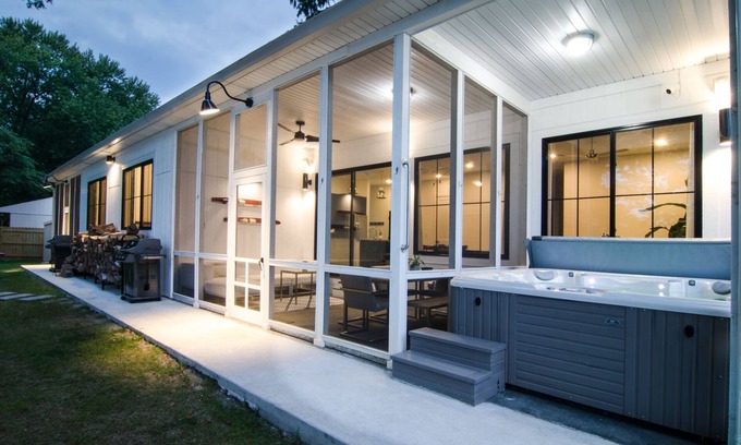 Monticello House | NEW modern lake house + apt for 15: HOT TUB, beach, firepit, playground, games!