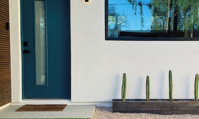 Sam Hughes House | NEW/Modern Luxury/Guest House/Central/Private/King bed/Wifi