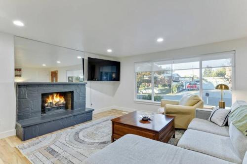Murray House | NEW! Modern Mountain SKI, 5BR Getaway w/Game Room
