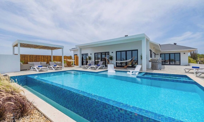 Sero Colorado Villa | New Ocean View Infinity Pool Steps 2 BabyBeach