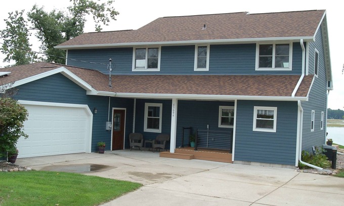 Weyauwega House | New owners, fresh remodel - Lakehouse with 100' of sandy frontage on White Lake!