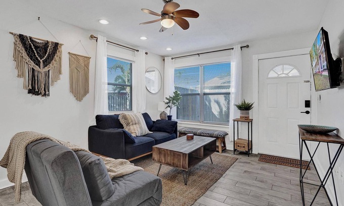 Middle River Terrace House | New - Private Fort Lauderdale Compound w/3 Suites : Walk to Wilton Drive!