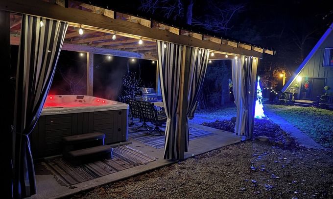 Jonesboro Cabin | NEW property! Lakeside covered hot tub, A-frame 3 King Beds, Shawnee Forest