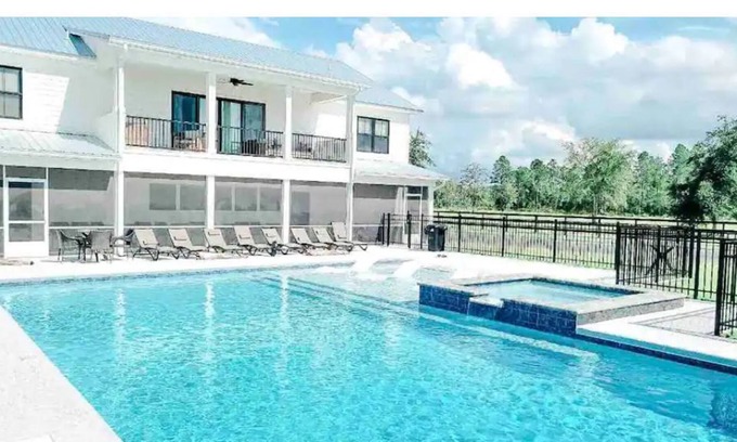 Atkinson House | NEW Red River Estate, Luxurious 5 BR home w/pool!