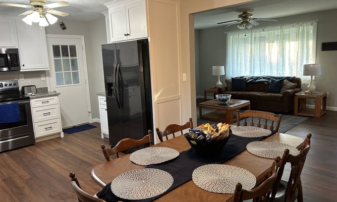 Stormstown House | New Remodeled home. Quiet family neighborhood. 15 mins to PSU.
