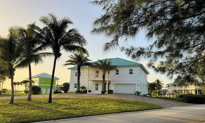 West End House | New Renovated Spacious 5-bedroom house Gardenia Villa West End