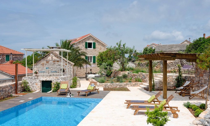 Gornje Selo Villa | NEW renovated stone house-authentic spirit of Dalmatia+pool, 2 CARS incl!