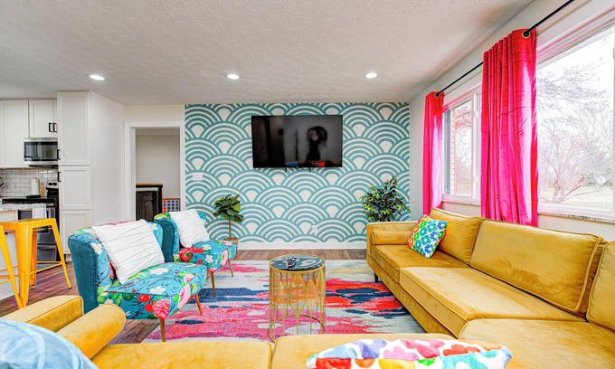 Greenwood House | NEW Retreat 4-bedroom Indianapolis Dreamhouse with Hot tub & Pets ok