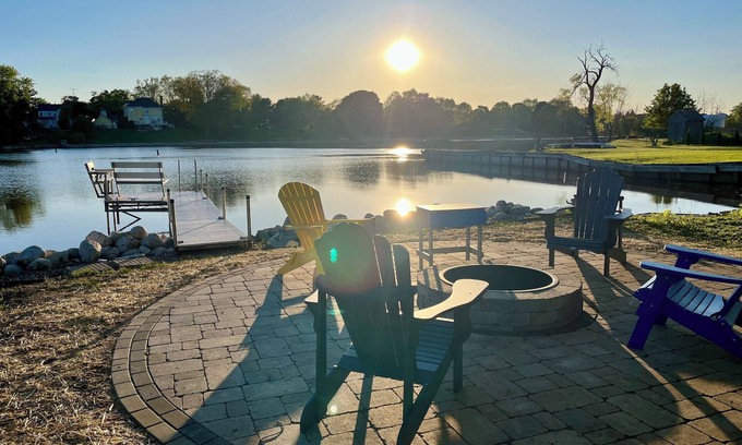 Two Rivers House | New! Riverfront Retreat! Dock! Near downtown & Neshotah Park. Dogs ok!