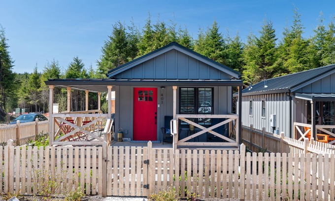 Pacific Beach House | New* Seabrook's Sara Sea, hot tub and fully-fenced yard