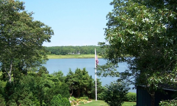 Summersea House | NEW SEABURY, REASONABLE PRICE, NICE AMENITIES, BRING KAYAK ,CANOE, ROW BOAT