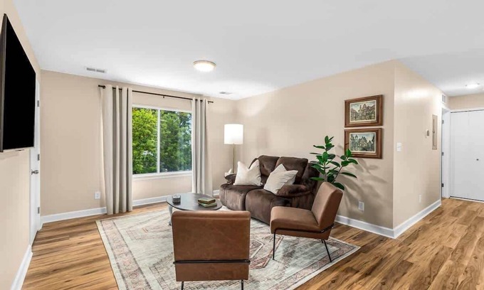 Roseville Apartment | New! Spacious 1BR King Suite, Prime Location