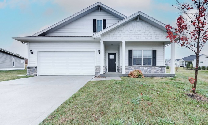 Ankeny House | New Spacious 4-bedroom house in charming Ankeny with WiFi, AC-Prime Location