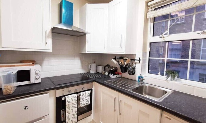 City Centre Dublin Apartment | NEW Spacious & central 3bedroom apartment TV& WIFI