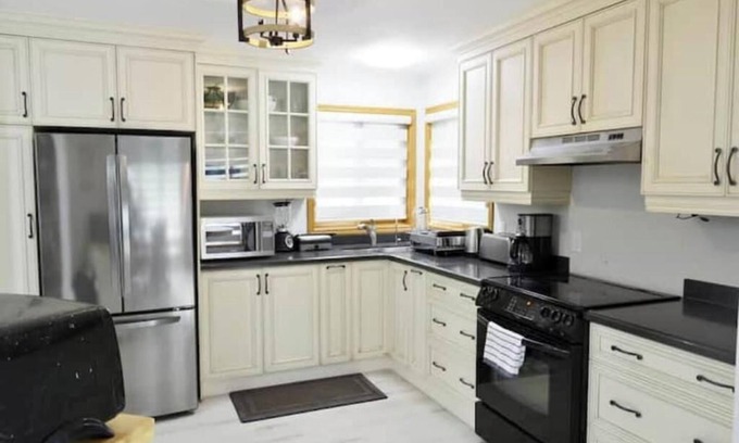 Dongola Ski Chalet | New Spacious Lakefront Family Cottage w/BBQ & Toys
