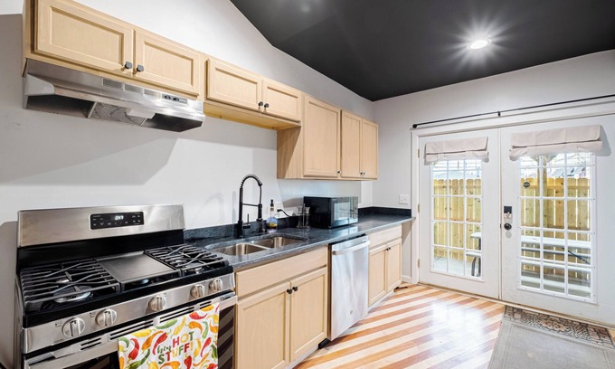 South Louisville House | New! Spacious, Newly Renovated 6-bedroom Townhome at Churchill Downs