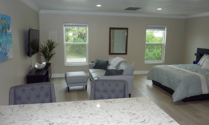 Melbourne Apartment | New Studio Apartment.Free internet.Privacy, Close to the Mall.