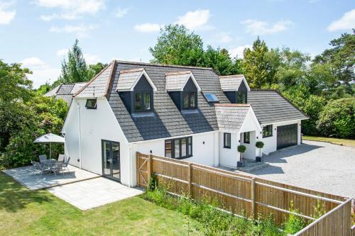 St Leonards House | NEW! Stunning & Modern 5 bedroom home with Parking & Garden - Excellent Location!
