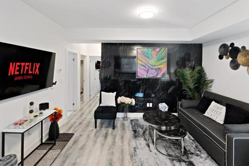 Niagara Falls Apartment | NEW Stylish 2BR Suite With Sofa Bed, 7 Mins to Niagara Falls and Sleeps 6