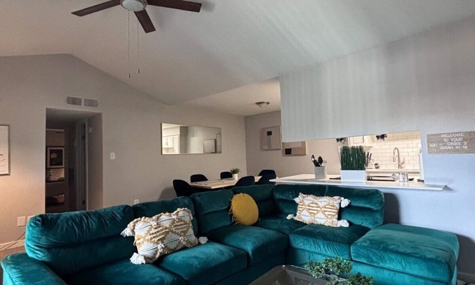 South Lamar Apartment | NEW Stylish SoLa Oasis - Pool View, Gym+ Office
