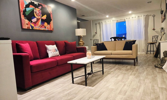 Scranton Apartment | NEW ! " Summer Vibe " 2 bed spacious retro flow ,close to downtown & activities