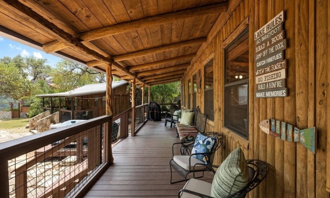 Spicewood Cabin | *NEW Sunrise Lodge - Main Cabin | Lakefront