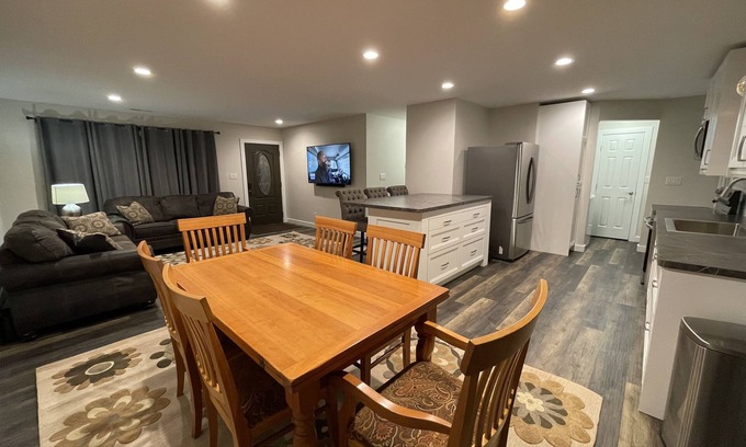 Mentor-on-the-Lake House | NEW, Super Comfortable Ranch!