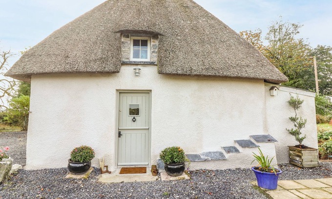 Knocklong Cottage | NEW THATCH FARM, pet friendly in Knocklong, County Limerick