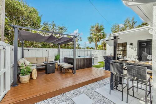 Jupiter House | * NEW* The Bungalow Jupiter! - Moremoments Rentals