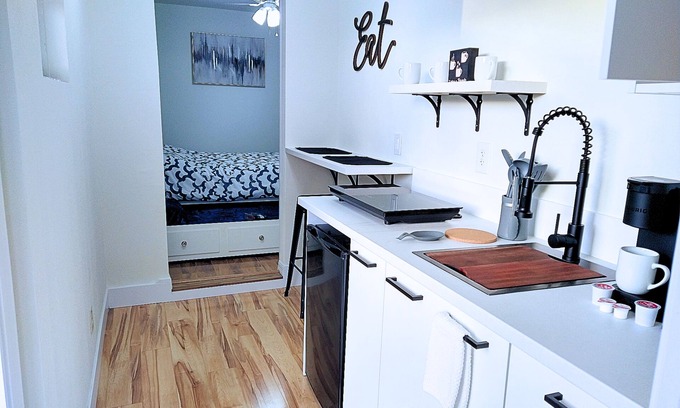 Bridgeford Crossing Apartment | NEW Tiny Studio with Kitchen. 25 min to theme parks.