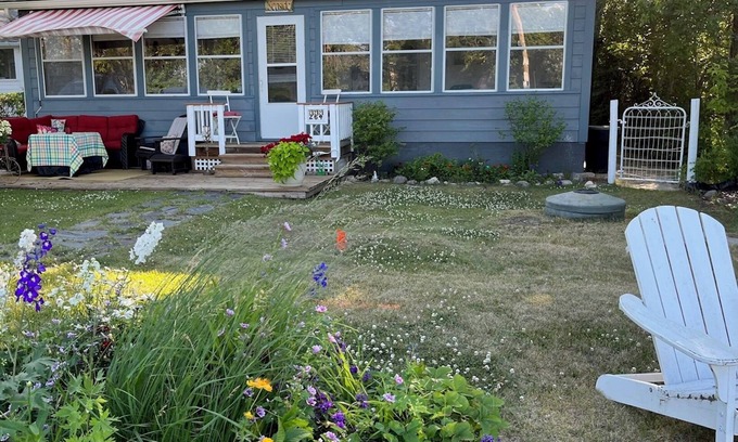 Dunnottar Cottage | New to VRBO! Classic cottage w/lovely view of Lake Wpg. Steps from the water!
