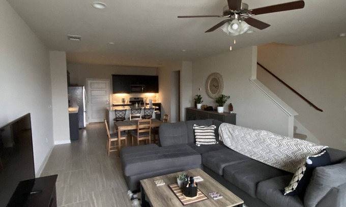 Montopolis House | New townhouse - fully furnished