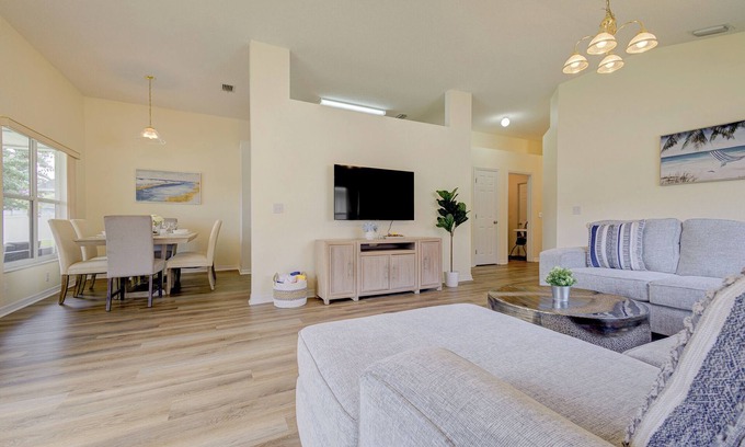 West Melbourne House | NEW! Upscale Lakeview 3-bedroom home, Pool, FastWiFi, Washer & Dryer, near Beach