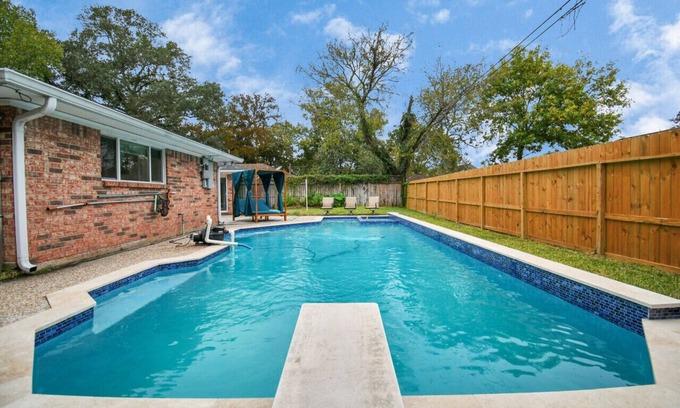 Friendswood House | NEW Urban Oasis| 4BRRetreat| HeatedPoolBliss