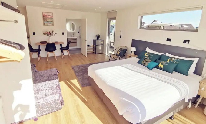 Lake Tekapo Apartment | New warm quiet comfy & cozy studio/king bed