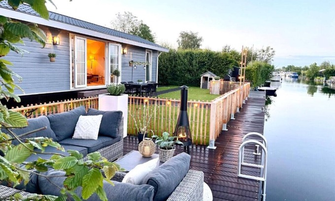Vinkeveen Ski Chalet | New- Waterhouse Linada, on a Lake Near Amsterdam