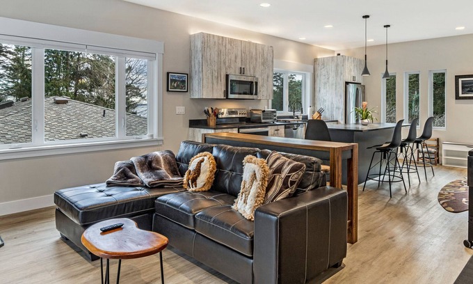 Friday Harbor House | New Waterview Loft near Roche Harbor! (sjil)
