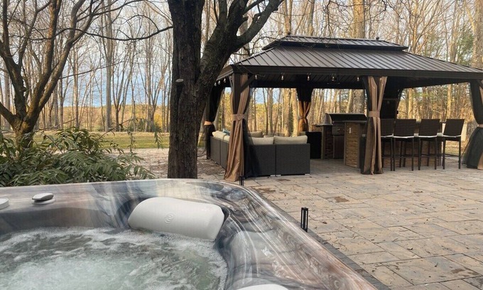 Stratham Ski Chalet | New Years & Christmas Getaway - 10 Bedroom Mansion for Large Families Seeking Luxury Hottub, Theater