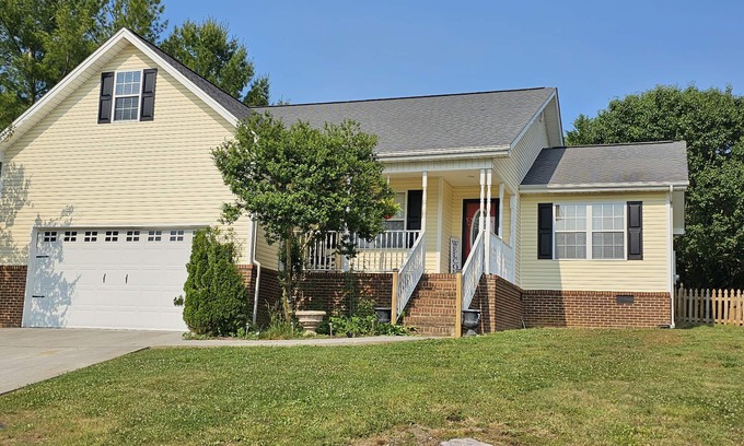 Clinton House | NEW Yellow Brookstone Villa Relaxing Escape Close Venues & Norris Watershed Hike